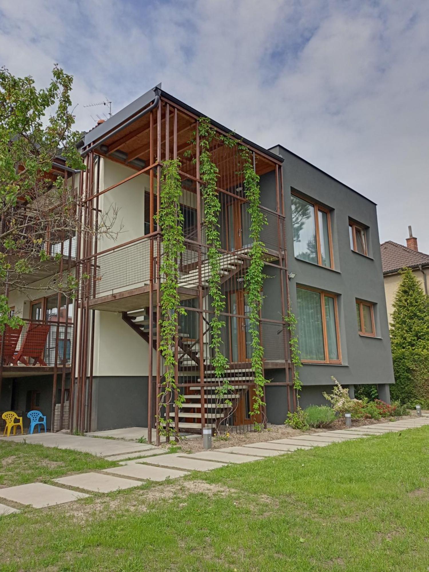 Vila Vekose - Apartman S Terasou A Zahradou Hradec Kralove Exterior photo